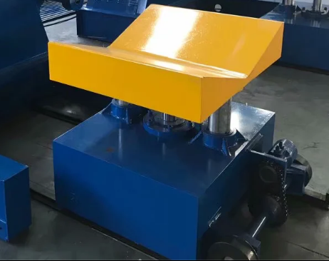 Floor deck roll forming machine